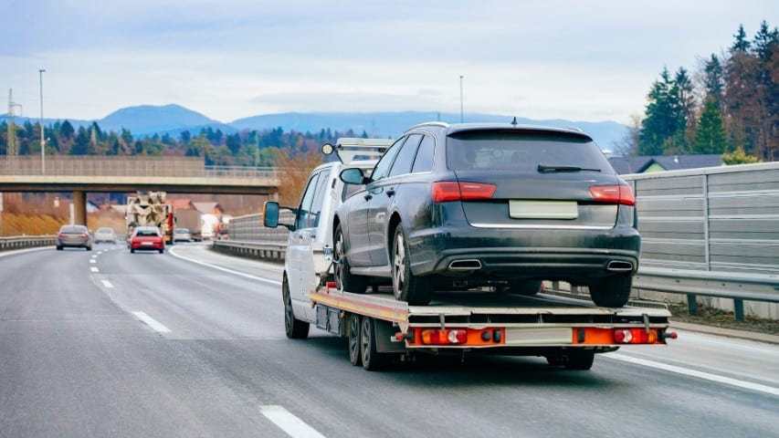 Akhisar yol yardım ekibi, zeytinlikler arasında mobil destek sağlıyor.