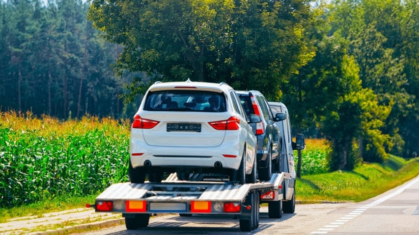 Çobanisa yol yardım ekibi, köy yolu üzerinde araca profesyonel destek sağlıyor.