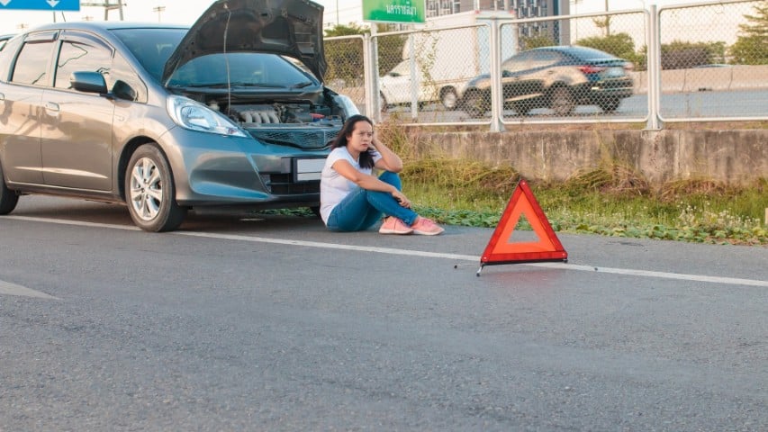 Manisa yol yardım hizmeti sunan Poyraz Yol Yardım çekicisi ve Spil Dağı manzarası.