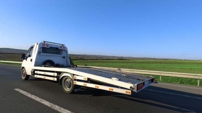Turgutlu yol yardım ekibi, sanayi bölgesinde araca müdahale ediyor.