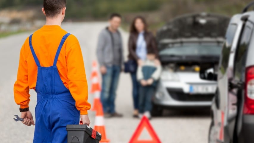 Manisa Yunusemre'de yol yardım hizmeti veren Poyraz Yol Yardım çekicisi ve ekibi.